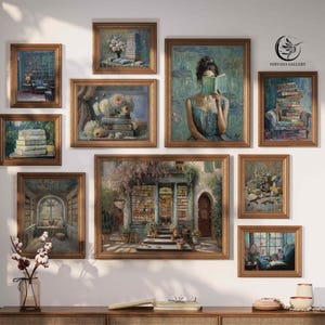Könnte beinhalten: Eine Sammlung gerahmter Gemälde, die verschiedene Szenen darstellen, darunter eine Frau, die ein Buch liest, ein Bücherregal, ein Gebäude mit einer Tür und ein Stillleben mit Blumen und Büchern. Die Gemälde sind an einer weißen Wand mit einem Holztisch darunter angeordnet.