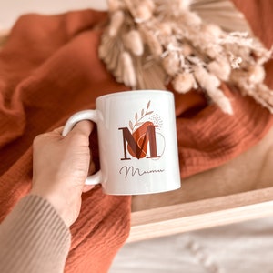 Gepersonaliseerde boho mok met voornaam en initialen bladgroen - terracotta blauwgroen en roze beige kleur - Gepersonaliseerde mok