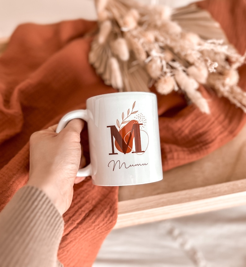 Mug boho personnalisé prénom initiales feuillage couleur terracotta bleu vert et beige rosé idée cadeau Noël image 1