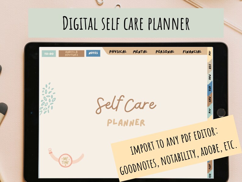 Op de afbeelding: Een digitale zelfzorgplanner op het scherm van een tablet. De planner heeft secties voor takenlijsten, gewoontes en routines, notities, fysiek, mentaal, persoonlijk en financieel. De planner heeft ook een kalendersectie met maanden van januari tot en met december. De tekst "Importeren naar elke PDF-editor: Goodnotes, Notability, Adobe, etc." wordt op het scherm weergegeven.