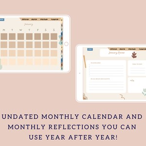 Op de afbeelding: Een digitale tablet met een afdrukbare, niet-gedateerde maandelijkse kalender en een pagina voor maandelijkse reflectie. De kalender heeft een beige achtergrond met bruine vierkanten voor elke dag van de maand. De reflectiepagina heeft een beige achtergrond met regels om te schrijven en een bloemillustratie. De tekst op de kalenderpagina luidt "Januari". De tekst op de reflectiepagina luidt "Januari-overzicht".