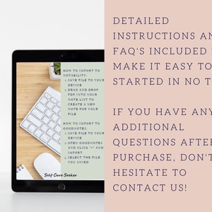 Op de afbeelding: Een digitale tablet met een zelfzorgplanner met instructies over het importeren van bestanden naar de apps "Notability" en "Goodnotes". De tekst op het scherm luidt: "Hoe importeer je in Notability: Sla het bestand op je apparaat op. 1. Sleep en plaats de PDF in je notitielijst om een nieuwe notitie voor je bestand te maken. Hoe importeer je in Goodnotes: Sla het bestand op je apparaat op. 1. Open Goodnotes en klik op "+" en importeer. 3. Selecteer het bestand dat je hebt opgeslagen." De tekst op de tablet luidt ook "Self Care Seeker". De achtergrond is een lichtbruin houten oppervlak met een wit toetsenbord en een kleine plant in een pot.
