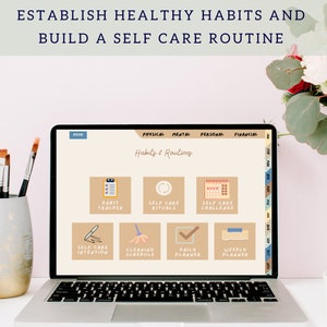 Op de afbeelding: Een laptopscherm dat een website weergeeft met een lichtbruine achtergrond en een lichtblauwe koptekst. De website heeft de titel "Habits & Routines" en bevat een raster met kleurrijke pictogrammen die verschillende zelfzorgactiviteiten voorstellen, zoals het bijhouden van gewoontes, zelfzorgrituelen en dagelijkse planning.