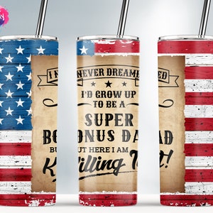 Puede incluir: Un vaso delgado de 20 oz con una pajita de acero inoxidable. El diseño presenta un motivo de la bandera estadounidense con un efecto de madera envejecida. El texto sobre un fondo de estilo pergamino dice: "Nunca soñé que llegaría a ser un súper padrastro, ¡pero aquí estoy triunfando!"
