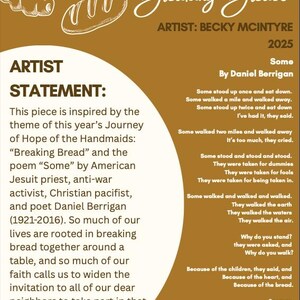 Op de afbeelding: Een kunstposter getiteld "Breaking Bread" van Becky McIntyre, met illustraties van brood en een gedicht van Daniel Berrigan. De poster bevat een kunstenaarsverklaring en het jaar 2025.