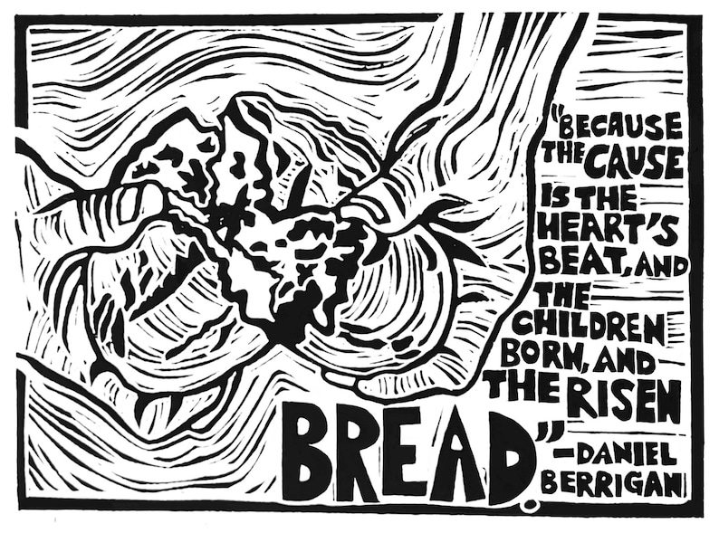 Op de afbeelding: Zwart-wit linosnede met een brood en een hand. Het woord "BREAD" staat centraal, met een citaat van Daniel Berrigan. Het kunstwerk heeft een rustieke, handgemaakte uitstraling.