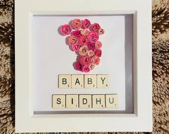 Moldura de caixa de sombra personalizada Baby Rose: presente de arte Scrabble para recém-nascidos