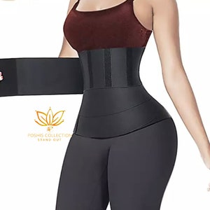 Könnte beinhalten: Schwarzer Taillentrainer mit Wickeldesign. Der Taillentrainer wird von einer Person getragen, die ein bordeauxrotes Oberteil und eine schwarze Leggings trägt. Der Text "POSHIS COLLECTION STAND OUT" ist sichtbar.