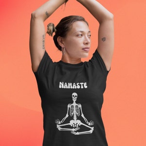 Halloween Yoga Namaste Skeleton Grappig Gothic Dames T-shirt