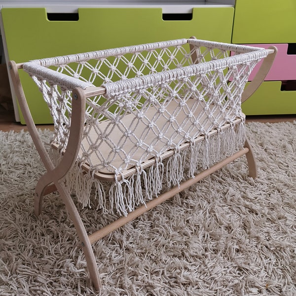 Cama de muñeca de macramé de madera, Cuna de muñeca bebé, Juguetes de niña de madera, Cuna de muñeca de macramé