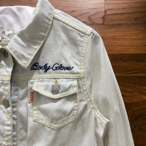 Sällsynt vintage 90-tals Body Glove Surf Style Spell Out Denim Trucker Jacket Button bild 3
