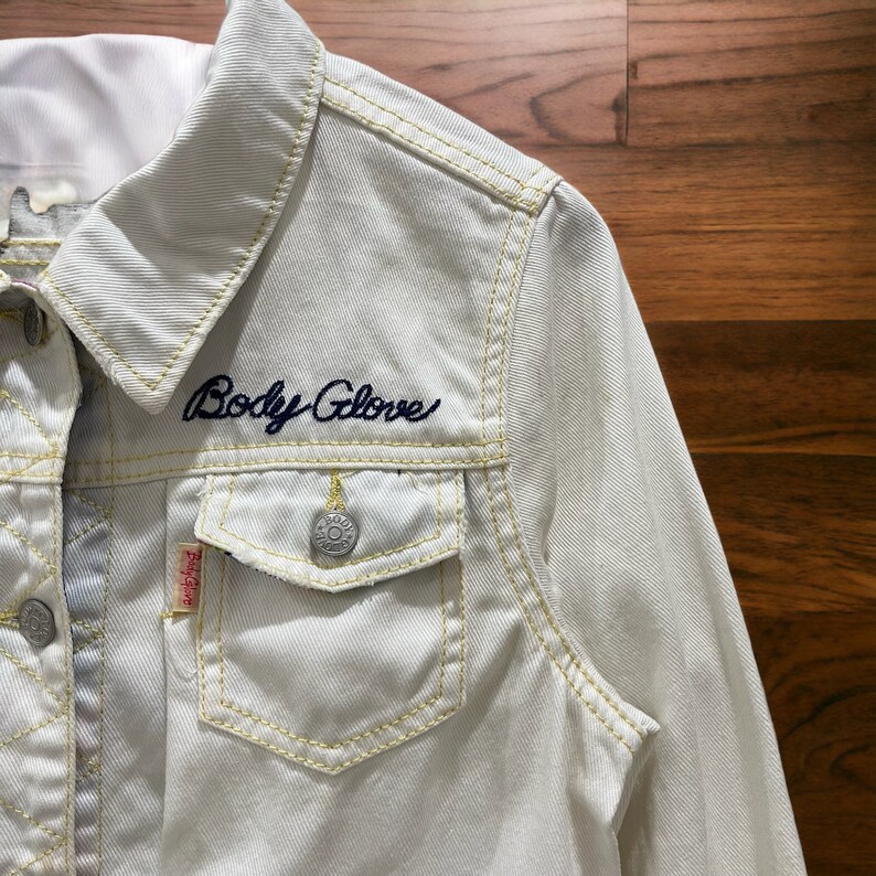 Sällsynt vintage 90-tals Body Glove Surf Style Spell Out Denim Trucker Jacket Button bild 3