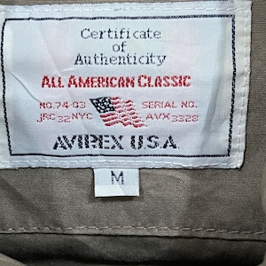 K&ouml;nnte beinhalten: Ein Set aus drei Keramikbechern mit gesprenkelter, matter Oberfl&auml;che. Die Becher sind in Creme-, Hellgrau- und Dunkelgraut&ouml;nen gehalten. Jeder Becher hat ein schlichtes, minimalistisches Design.