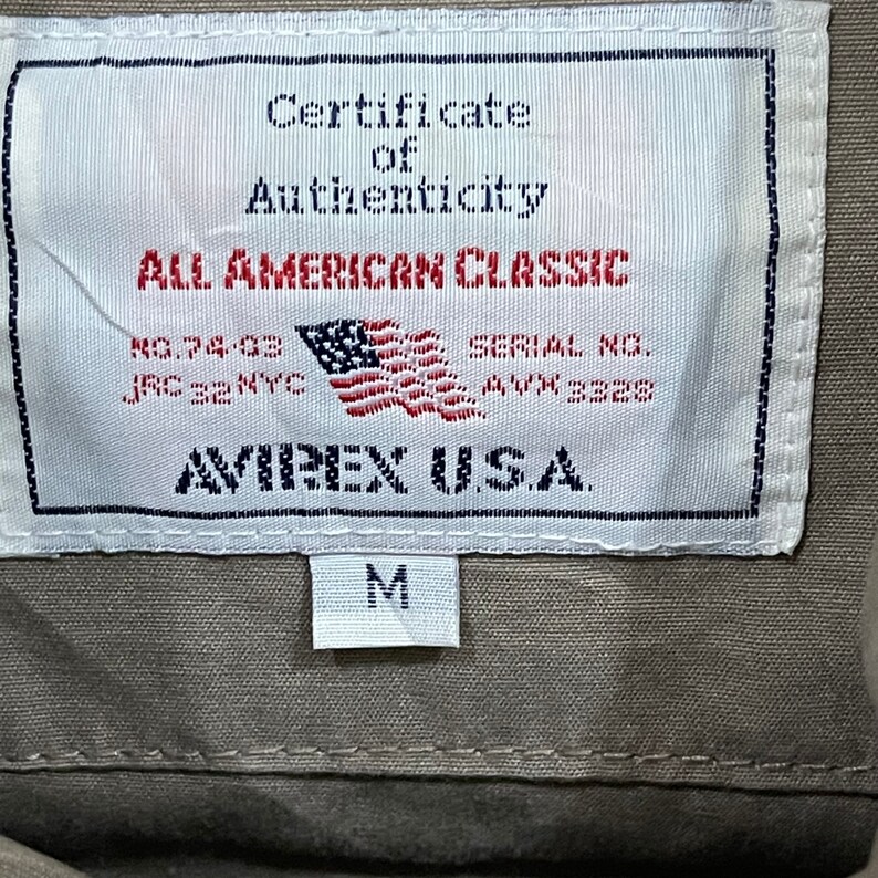 K&ouml;nnte beinhalten: Ein Set aus drei Keramikbechern mit gesprenkelter, matter Oberfl&auml;che. Die Becher sind in Creme-, Hellgrau- und Dunkelgraut&ouml;nen gehalten. Jeder Becher hat ein schlichtes, minimalistisches Design.