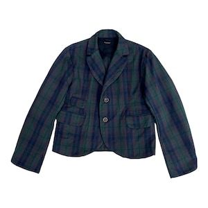 Puede incluir: Una chaqueta de traje de cuadros azul marino y verde oscuro con cuello de muesca y cierre de dos botones. La chaqueta tiene dos bolsillos de solapa en la parte delantera y un botón único en cada puño.
