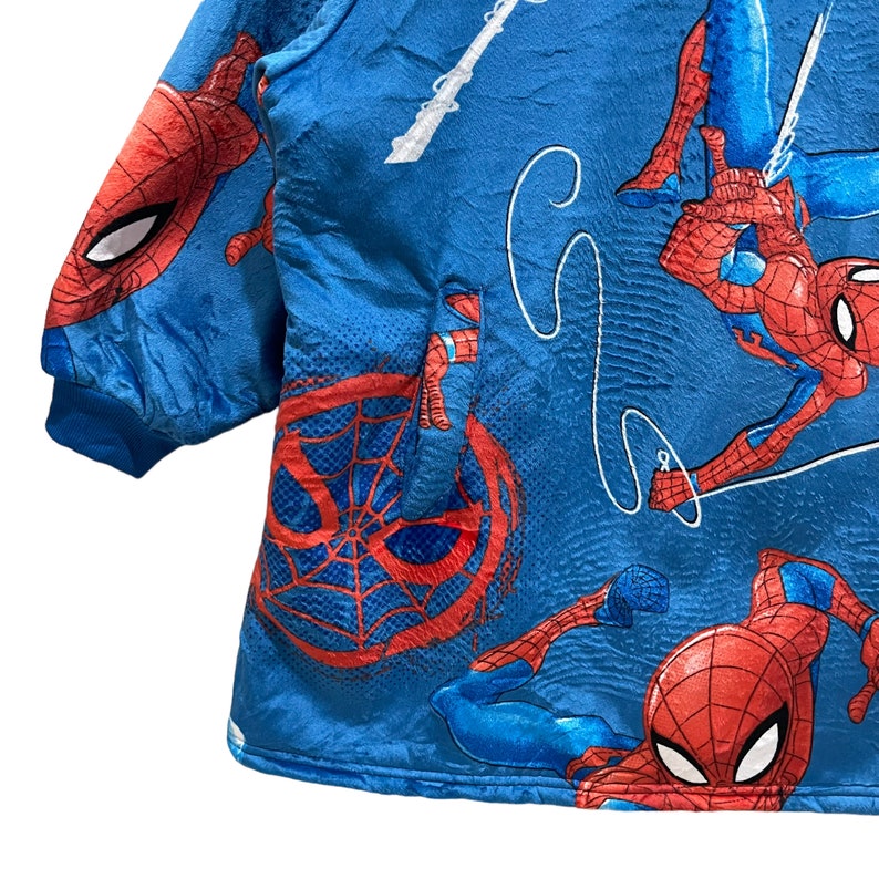 Puede incluir: Una taza de cer&aacute;mica blanca con un asa negra y el texto "But First, Coffee" en un estilo manuscrito. La taza est&aacute; sobre una superficie blanca. La taza mide 10 cm de alto.