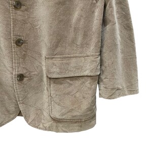 Puede incluir: Un blazer color beige con tejido texturizado, con solapa de muesca, dos bolsillos delanteros y tres botones marrones. El blazer tiene un dise&ntilde;o cl&aacute;sico y un estilo casual.