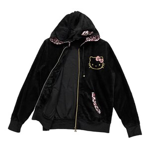 Pode incluir: Casaco de moletom preto com z&iacute;per e capuz de veludo com forro de estampa de leopardo e um gr&aacute;fico de Hello Kitty na frente.