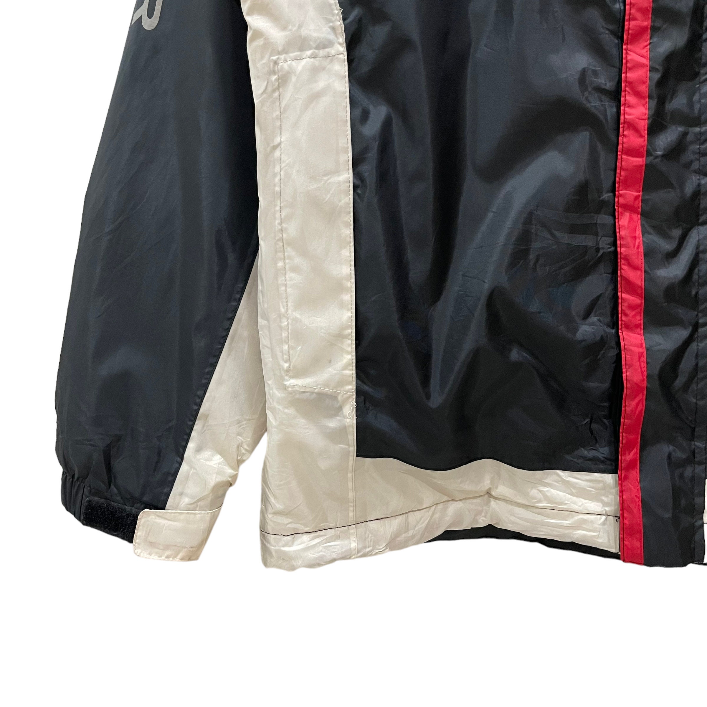 雨を通さず蒸れにくい全天候型防水ジャケット＆パンツ