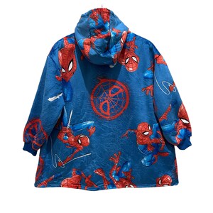 Puede incluir: Una taza de cer&aacute;mica blanca con asa negra y el texto "But First, Coffee" en estilo manuscrito. La taza es para bebidas calientes y tiene un acabado brillante.