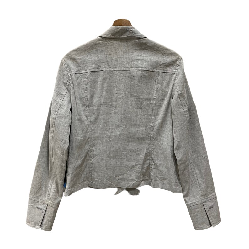 Puede incluir: Chaqueta gris claro con mangas largas, abotonada en la parte delantera y con cuello. La chaqueta est&aacute; hecha de una tela texturizada y tiene pu&ntilde;os abotonados. Cuelga de una percha de madera sobre un fondo blanco.