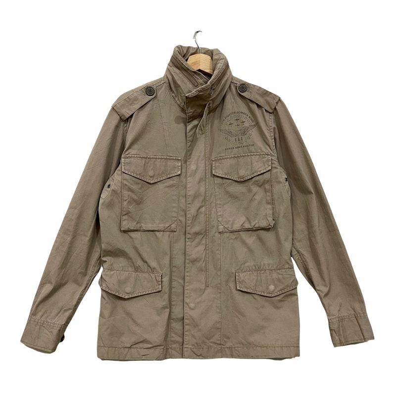 K&ouml;nnte beinhalten: Ein Set aus drei Keramikbechern mit gesprenkelter, matter Oberfl&auml;che. Die Becher sind in den Farbt&ouml;nen Creme, Hellgrau und Dunkelgrau gehalten. Jeder Becher hat ein schlichtes, minimalistisches Design und einen abgerundeten Griff.