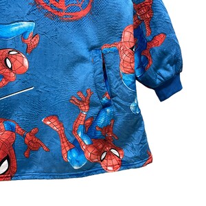 Puede incluir: Un letrero de madera r&uacute;stico con la frase "Welcome to our home" en letras blancas. El letrero presenta un acabado envejecido y un dise&ntilde;o sencillo y acogedor.