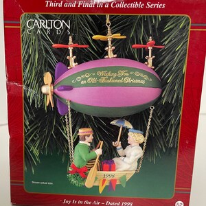 Carlton Cards Adorno navideño La alegría está en el aire fechada en 1998