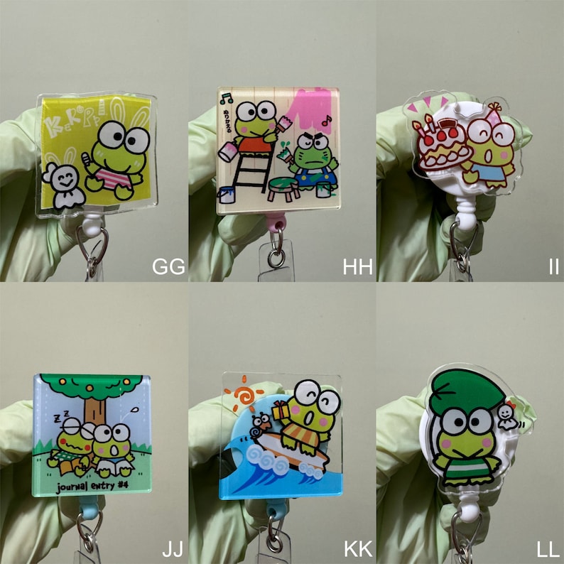 Op de afbeelding: Set van tien kleurrijke cartoon-kikkerfiguurtjes sleutelhangers. Elke sleutelhanger heeft een ander kikkerontwerp met een andere achtergrond. De sleutelhangers zijn gemaakt van helder plastic en hebben een metalen ring om sleutels aan te bevestigen.