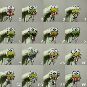 Op de afbeelding: Een set van 16 intrekbare badgehouders met een groen kikkerpersonage. Elke houder heeft een ander ontwerp van het kikkerpersonage in verschillende outfits en poses.