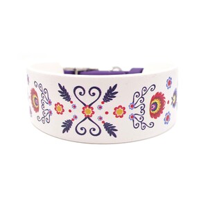 Puede incluir: Collar de perro de cuero blanco con hebilla morada y un patr&oacute;n floral colorido.