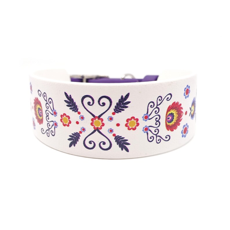 Puede incluir: Collar de perro de cuero blanco con hebilla morada y un patr&oacute;n floral colorido.
