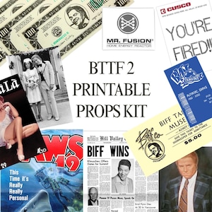 Puede incluir: Un conjunto de accesorios imprimibles de la película Regreso al Futuro 2. Incluye dinero de utilería, un aviso de "Estás despedido", un boleto del Museo Biff Tannen, un periódico con el titular "Biff Wins" y otros elementos.