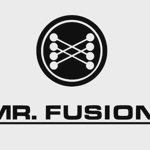 Op de afbeelding: Zwart-wit logo met een cirkelvormig ontwerp met onderling verbonden stippen, boven de woorden "MR. FUSION" in een vetgedrukte, schreefloze letter, onderstreept. Het ontwerp staat tegen een lichtgrijze achtergrond.