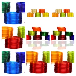 Puede incluir: Un conjunto de pulseras de vidrio de colores en varios tonos de azul, verde, rojo, naranja y amarillo. Las pulseras están apiladas en diferentes arreglos, creando una exhibición visualmente atractiva.