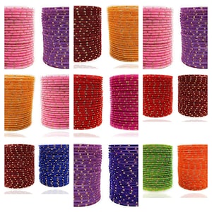Puede incluir: Conjunto de 18 pulseras coloridas con detalles de purpurina dorada. Las pulseras están apiladas en tres filas de seis, cada fila con un color diferente: rosa, naranja, rojo, morado, azul y verde.
