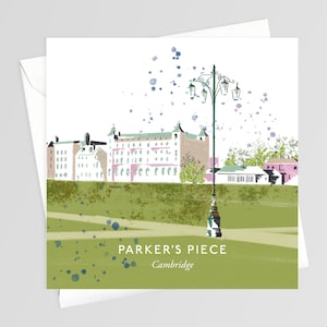 Può includere: Biglietto di auguri quadrato con un'illustrazione di Parker's Piece a Cambridge. L'opera raffigura un edificio, un lampione e uno spazio verde, con il testo "PARKER'S PIECE Cambridge" in basso. Il biglietto è accompagnato da una busta bianca.
