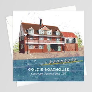 Puede incluir: Una tarjeta de felicitación con una ilustración de Goldie Boathouse, Cambridge University Boat Club. El edificio de ladrillo rojo tiene un tejado marrón. Un equipo de remo rema en el agua azul. El texto dice "Goldie Boathouse" y "Cambridge University Boat Club."