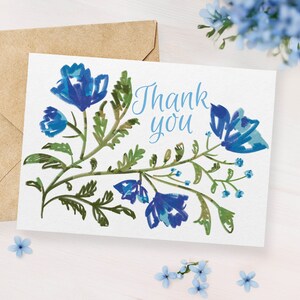 Carte de remerciement avec de jolies fleurs bleues, carte de voeux florale vierge à l'intérieur