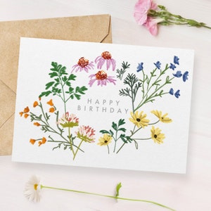 Carte de voeux florale de joyeux anniversaire, avec des fleurs sauvages et de jolies couleurs