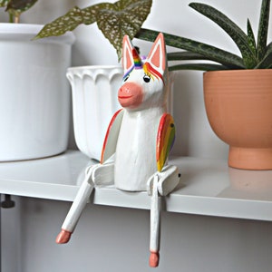 Estantería con diseño de unicornio arcoíris • Hecho a mano en Bali