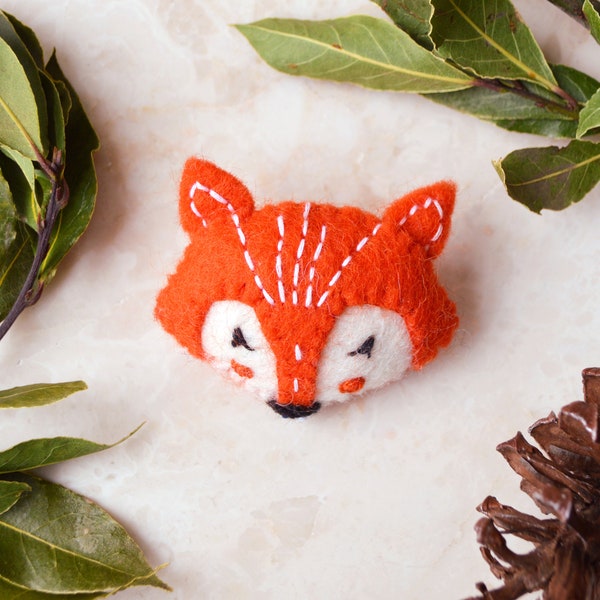 Broche en feutre de renard endormi • Épingle en tissu avec badge forestier mignon fait à la main • Belle idée de cadeau pour les amoureux de la nature, les jardiniers, les mères, les pères, les enfants