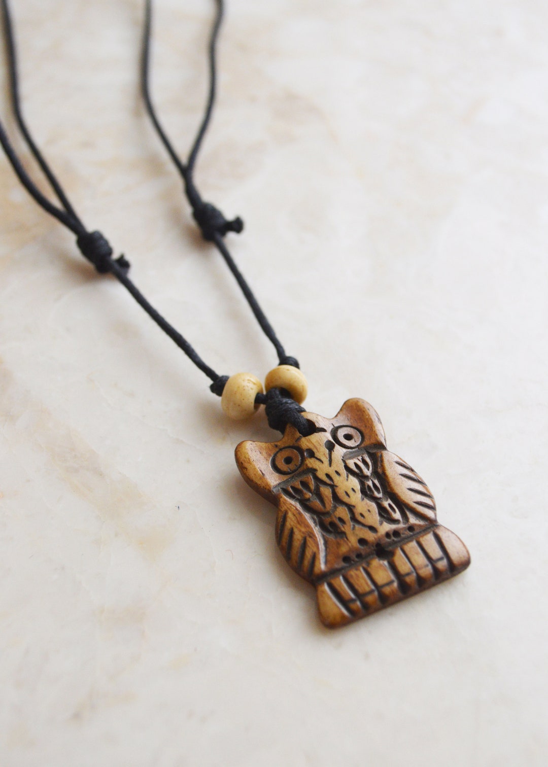 Collier en os de hibou • Pendentif mignon sculpté à la main Cordon de coton  réglable • Boho Traveler Unisexe Hommes Femmes Ras du cou France