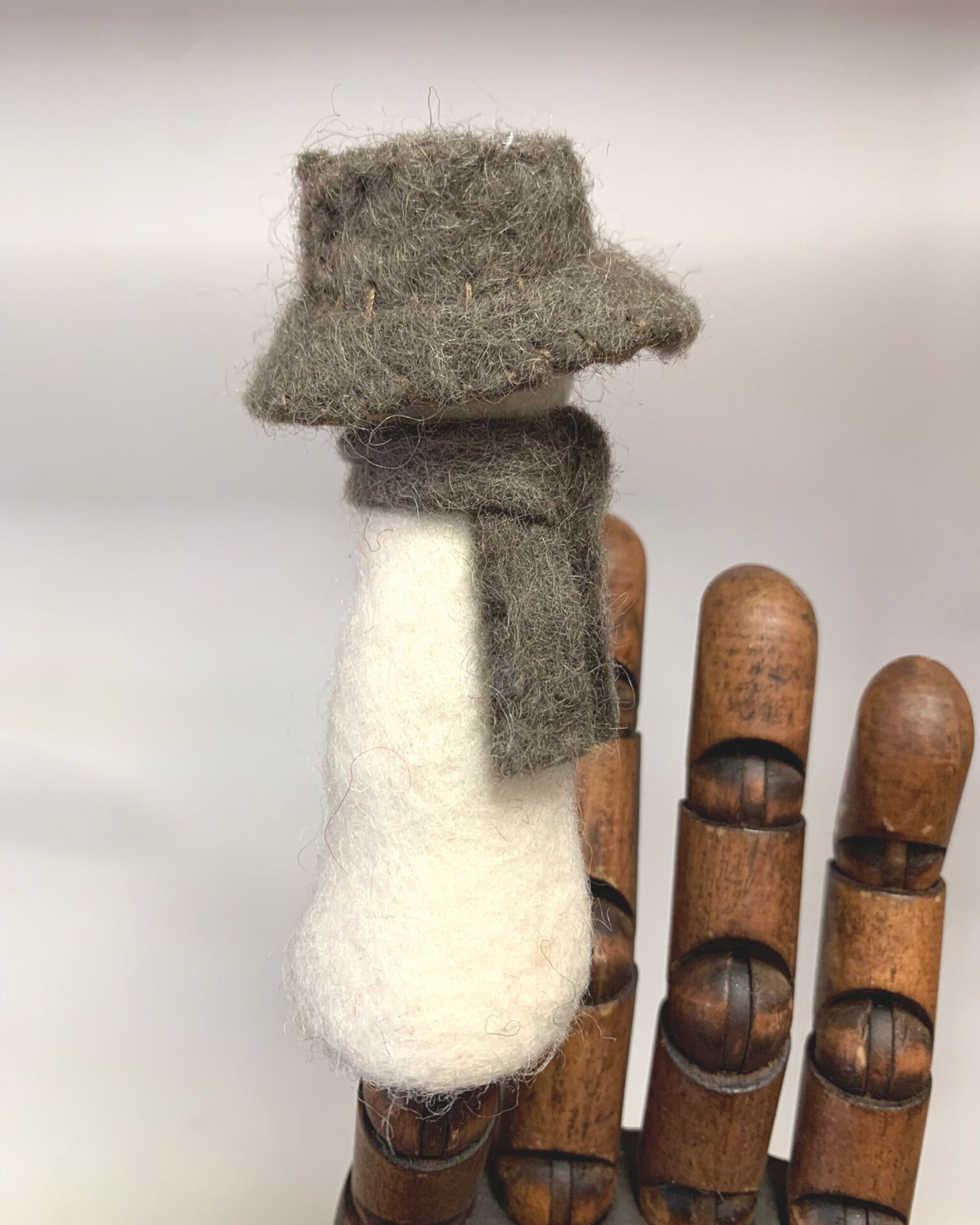 Marionnette à doigt bonhomme de neige avec chapeau, écharpe et boutons • Jouet de Noël • Beau cadeau unisexe • Jouet en feutre • Fait main au Népal - France