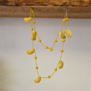 Gelbe Lemon Filz Kette mit Perlen • Handgefertigter Schmuck aus Nepal