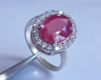 Anillo de halo de circonita con corte ovalado de rubí rojo / Anillo de plata de ley 925 / Regalo de piedra natal de julio para ella / Anillo de compromiso / Anillo de promesa de rubí