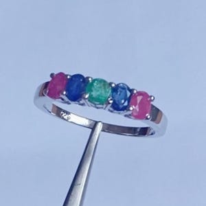 Ring smaragd, robijn en saffier | Sterlingzilveren band met meerdere edelstenen