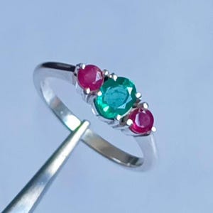 Natürlicher Smaragd und Rubin Ring | 925er Silber | 3-Stein handgemachter Geburtsstein Schmuck | Smaragd Rubin Ehering | Geschenk für Mama oder Sie