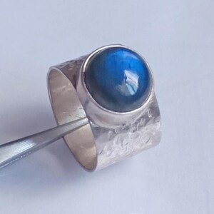 Anillo de labradorita natural redonda / Anillo de plata de ley 925 / Anillo de cabujón azul brillante / Joyería minimalista hecha a mano / Anillo de promesa de regalo