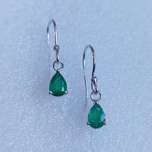 Pendants d&#39;oreilles émeraude naturelle | Argent sterling 925 | Bijoux faits main avec pierre de naissance de mai | Boucles d&#39;oreilles élégantes en forme de larme | Cadeau boucles d&#39;oreilles pour femmes